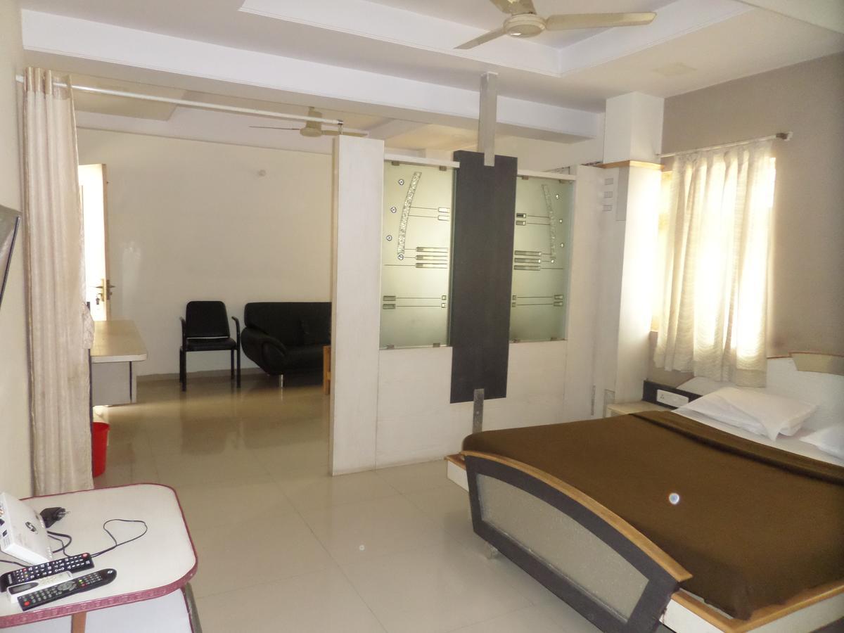 Hotel Sadanand Sāngli Extérieur photo