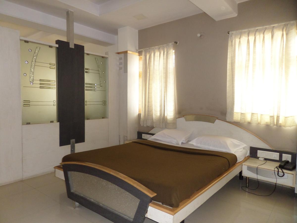 Hotel Sadanand Sāngli Extérieur photo